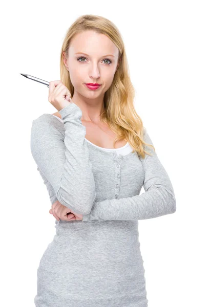 Frau mit Stift festhalten — Stockfoto