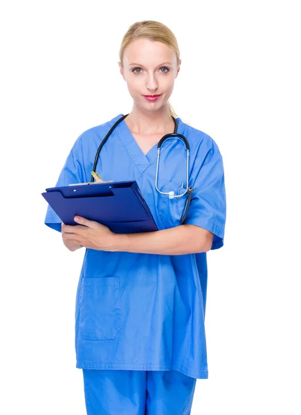 クリップボード上の女性医師の書き込み — ストック写真