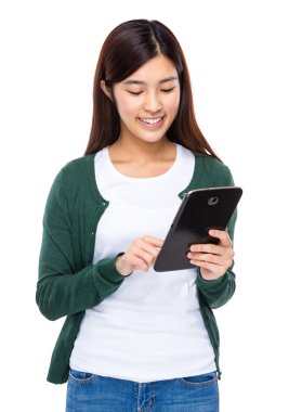 Asyalı kadın tablet kullanımı