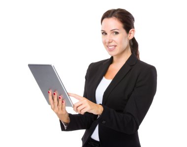 iş kadını dijital tablet kullanımı