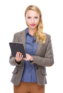 kadın dijital tablet kullanımı