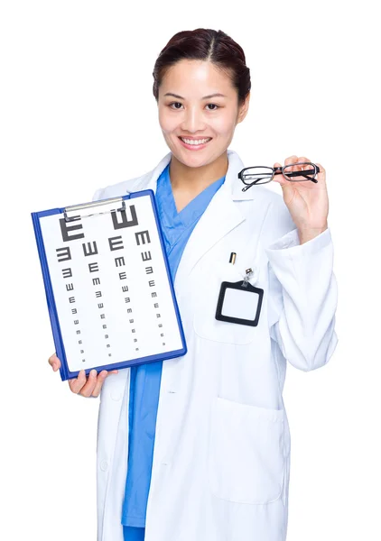 Médico mulher óptica com oftalmologia e óculos — Fotografia de Stock