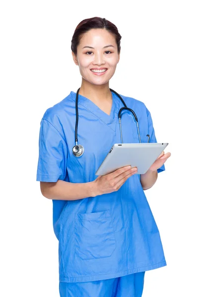 Doctor use of tablet — Stock Photo, Image