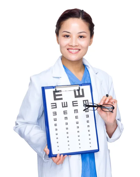 Médecin optique avec tableau oculaire et lunettes — Photo