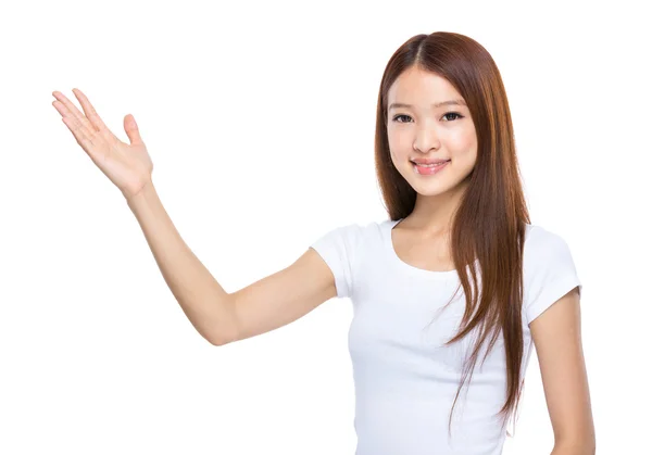 Mujer asiática con mano presente — Foto de Stock