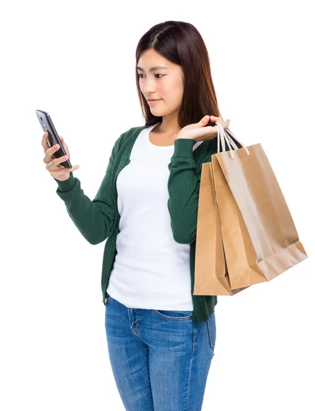 Nő bevásárló táska-val mozgatható telefon — Stock Fotó