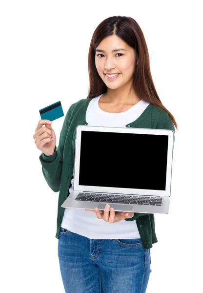 Vrouw show met leeg scherm van de laptopcomputer en credit card — Stockfoto