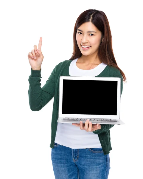Boş bir ekran dizüstü bilgisayar ve parmak işareti ile kadın gösterisi — Stok fotoğraf