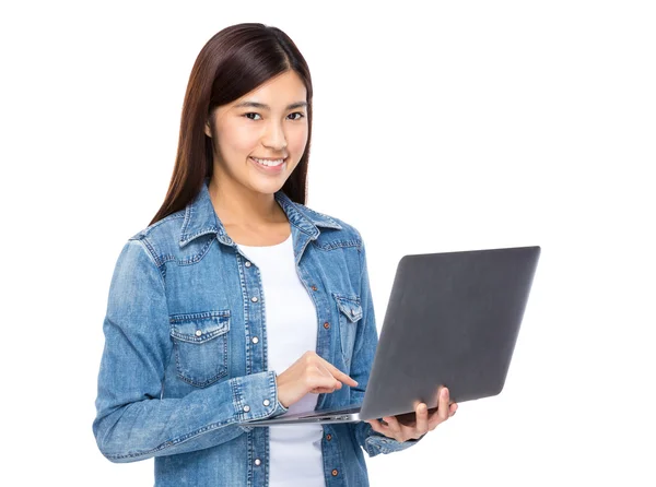 Kvinna användning av bärbar dator — Stockfoto