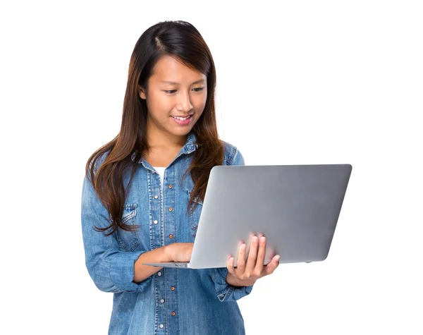 Vrouw gebruik van laptop — Stockfoto