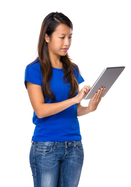 Aziatische vrouw gebruik van Tablet PC — Stockfoto