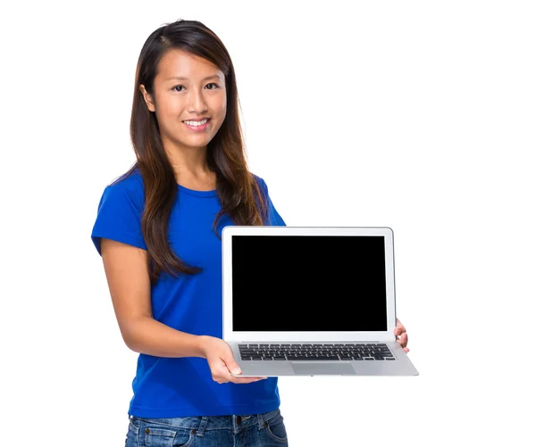 Woman show with blank screen of laptop computer — Stock Photo, Image