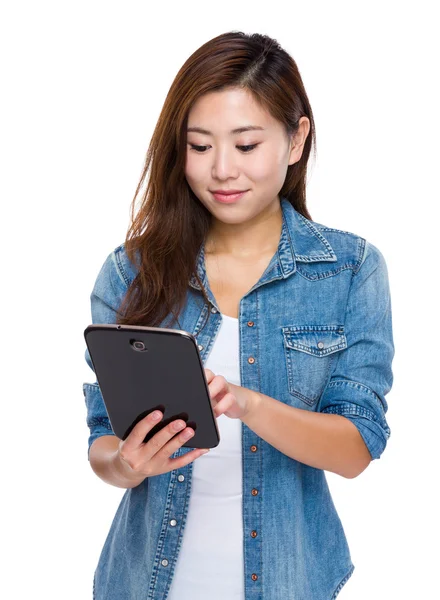 Азиатская женщина использование планшета — стоковое фото