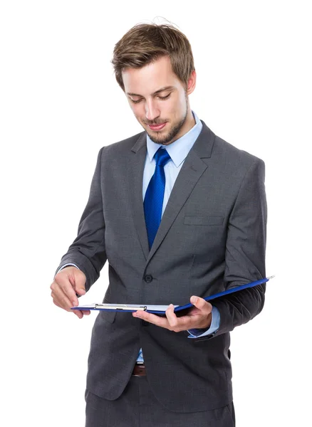 Zakenman lezen op Klembord — Stockfoto