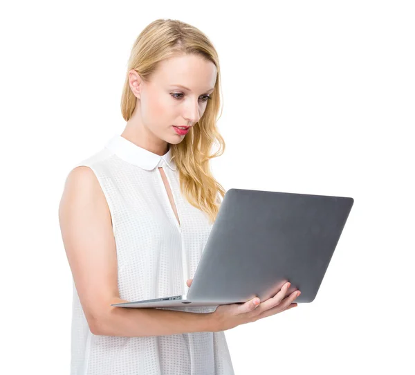 Vrouw gebruik van laptop computer — Stockfoto