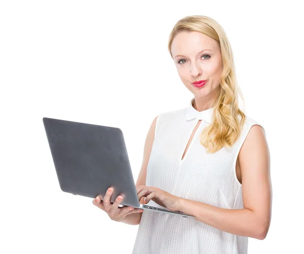 Kaukasische vrouw gebruik van laptop — Stockfoto