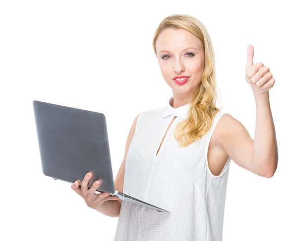 Mulher branca uso de laptop com polegar para cima — Fotografia de Stock