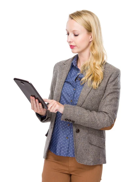 Młoda kobieta wykorzystanie cyfrowy tablicowy — Zdjęcie stockowe