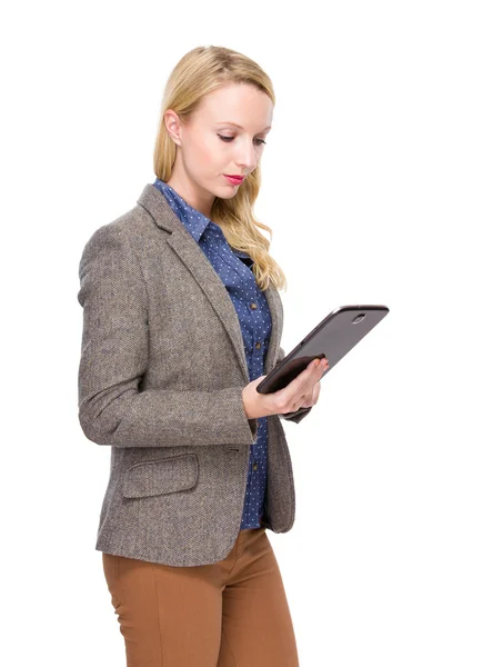 Caucasian woman use of digital tablet — Stock Photo, Image