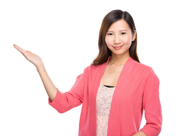 Woman with hand present — Stock Photo, Image