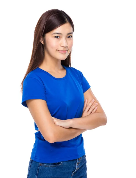 Asiatisk kvinna med armarna korsade — Stockfoto