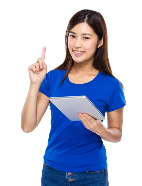 Asiatisk kvinna med digitala tablett — Stockfoto
