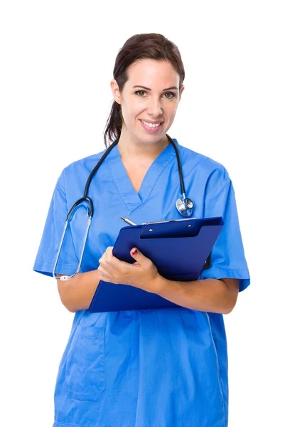 Kvinnlig läkare med urklipp — Stockfoto