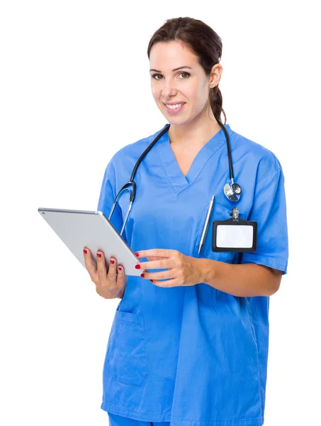 Female doctor using tablet — Stock Photo, Image