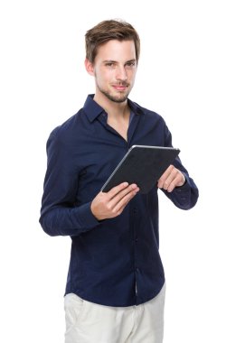 Dijital tablet kullanan adam