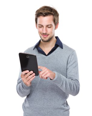 Dijital tablet kullanan adam