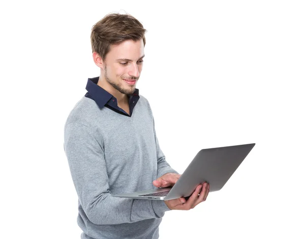 Uomo con laptop — Foto Stock