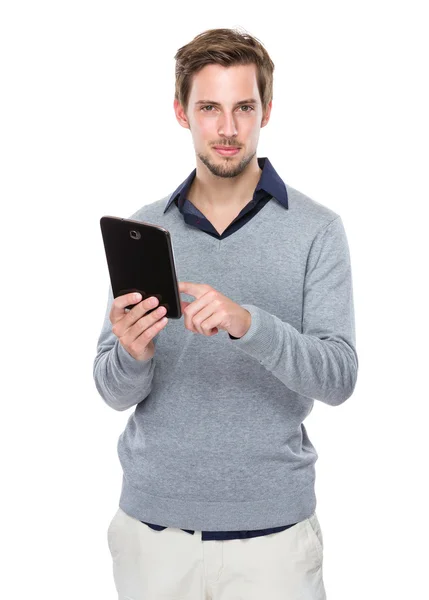 Hombre usando tableta digital — Foto de Stock