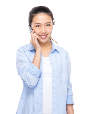 Kadın cep telefonuyla konuşuyor.