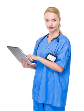 Dijital tablet kullanan kadın doktor