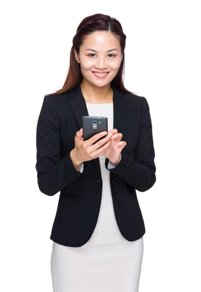 Businesswoman pomocí mobilního telefonu — Stock fotografie