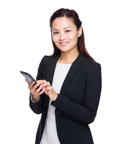 Businesswoman pomocí mobilního telefonu — Stock fotografie