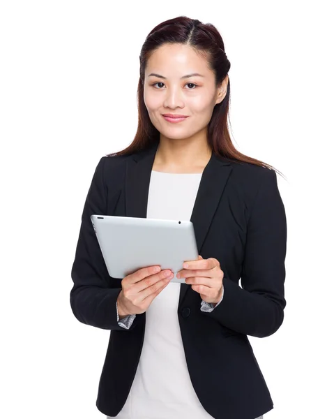 Mulher de negócios usando tablet digital — Fotografia de Stock