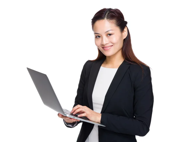 Zakenvrouw met laptop — Stockfoto