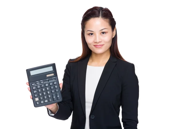 Mujer de negocios con calculadora — Foto de Stock