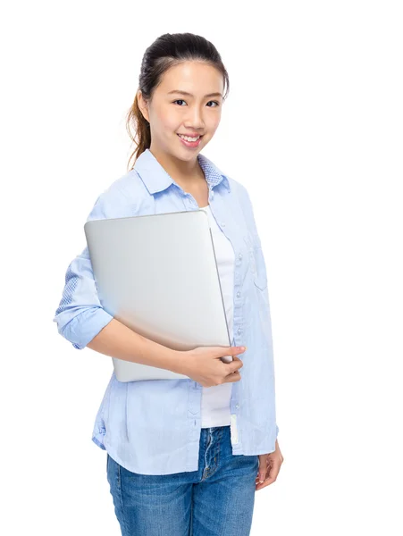 Азиатка с ноутбуком — стоковое фото