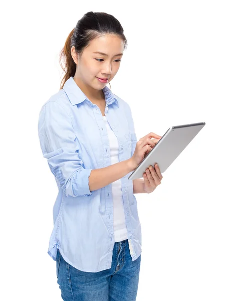 Mulher asiática usando tablet digital — Fotografia de Stock
