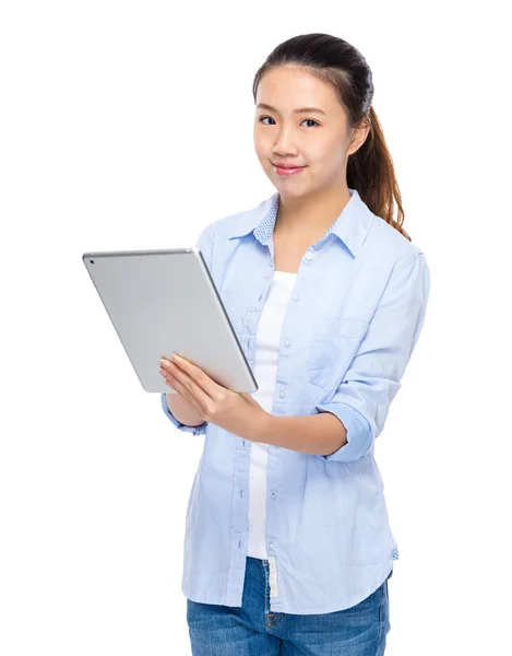 Asiatisk kvinna med digital tablet — Stockfoto