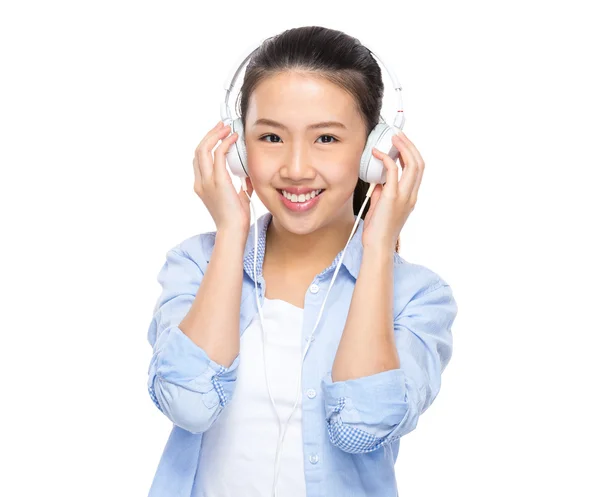 Asiatisk kvinna njuta av musiken — Stockfoto