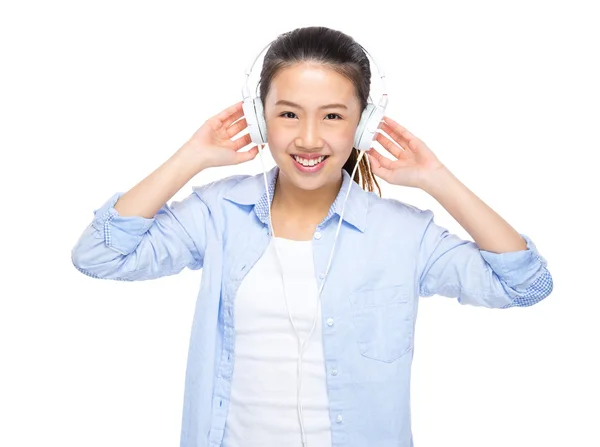 Aziatische vrouw genieten van de muziek — Stockfoto