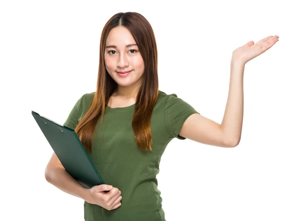 Femme avec presse-papiers et présentation à la main — Photo