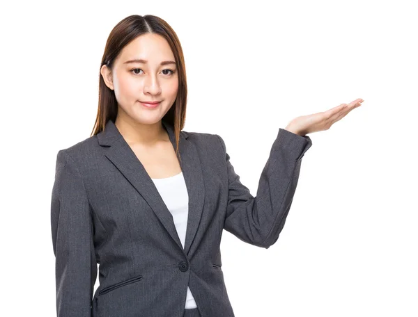 Empresaria con presentación a mano — Foto de Stock