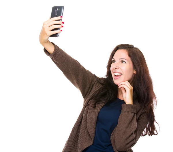 Brunettkvinne tar selfie – stockfoto