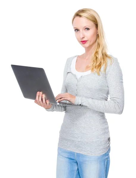 Mulher usando computador portátil — Fotografia de Stock