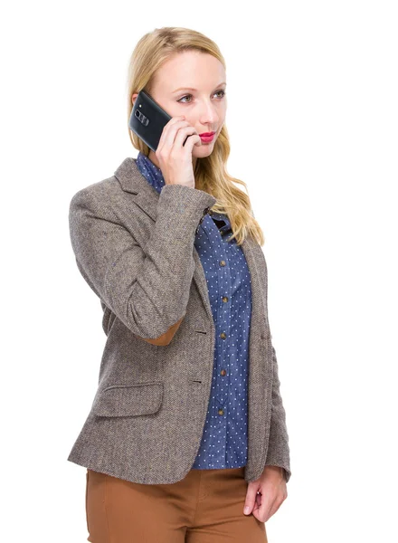 Vrouw in gesprek op mobiele telefoon — Stockfoto