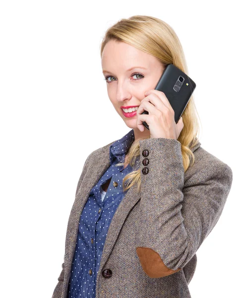 Vrouw in gesprek op mobiele telefoon — Stockfoto